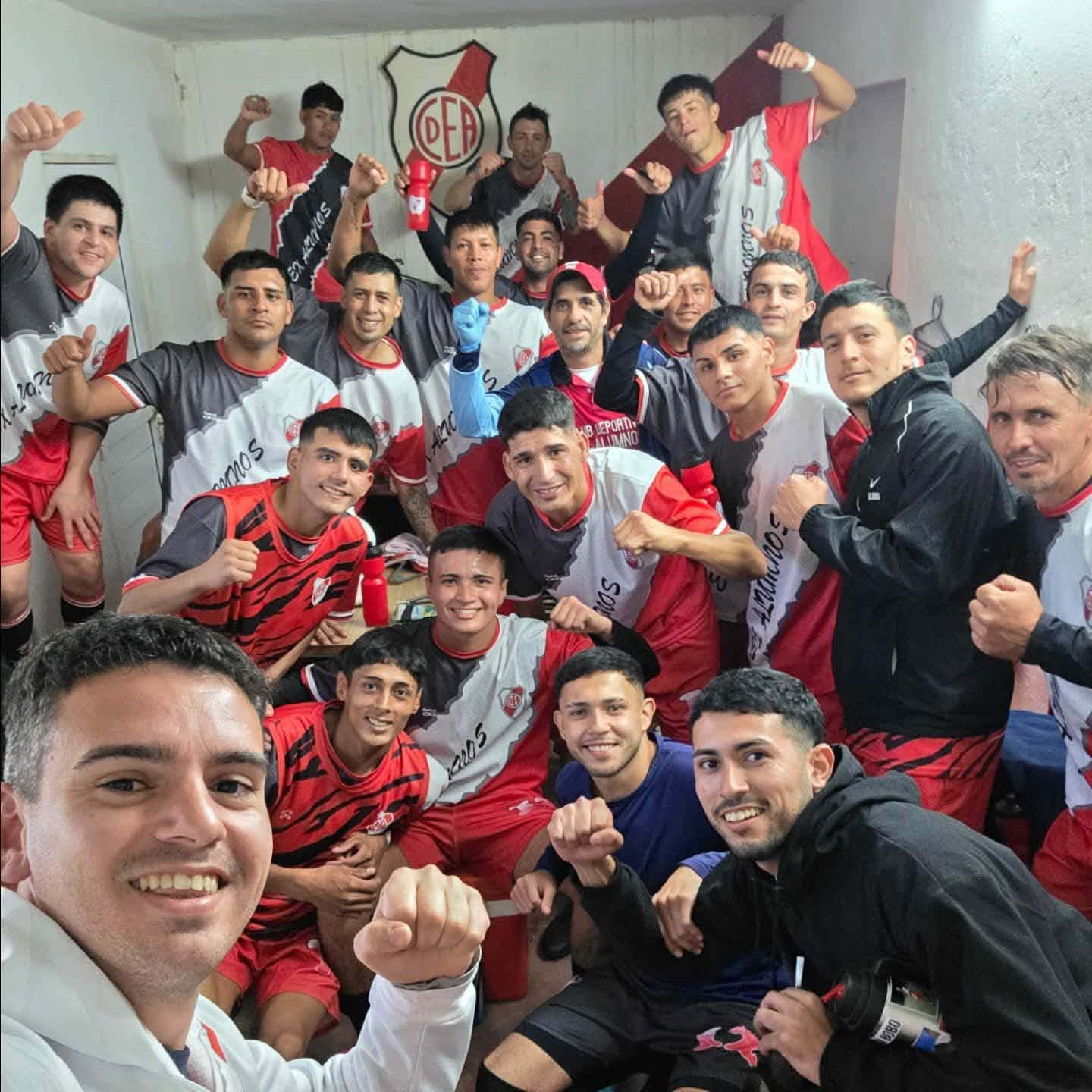 EX ALUMNOS GOLEÓ Y SE AFIANZA COMO LÍDER EN LA LIGA OCAMPENSE