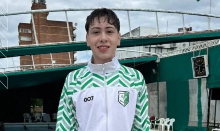 Gran presente del Tosquense Jeremías Deltín, clasificó entre los 10 primeros puestos del campeonato nacional de natación