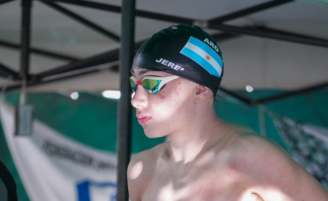 El Tosquense Jeremías Deltín, clasificó entre los 10 primeros puestos en el campeonato nacional de natación