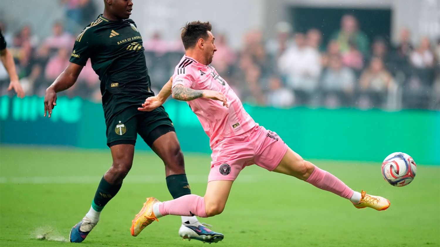 Con una gran actuación de Messi, Inter Miami venció 2-0 a Portland Timbers y consiguió el primer triunfo en su nuevo estadio.