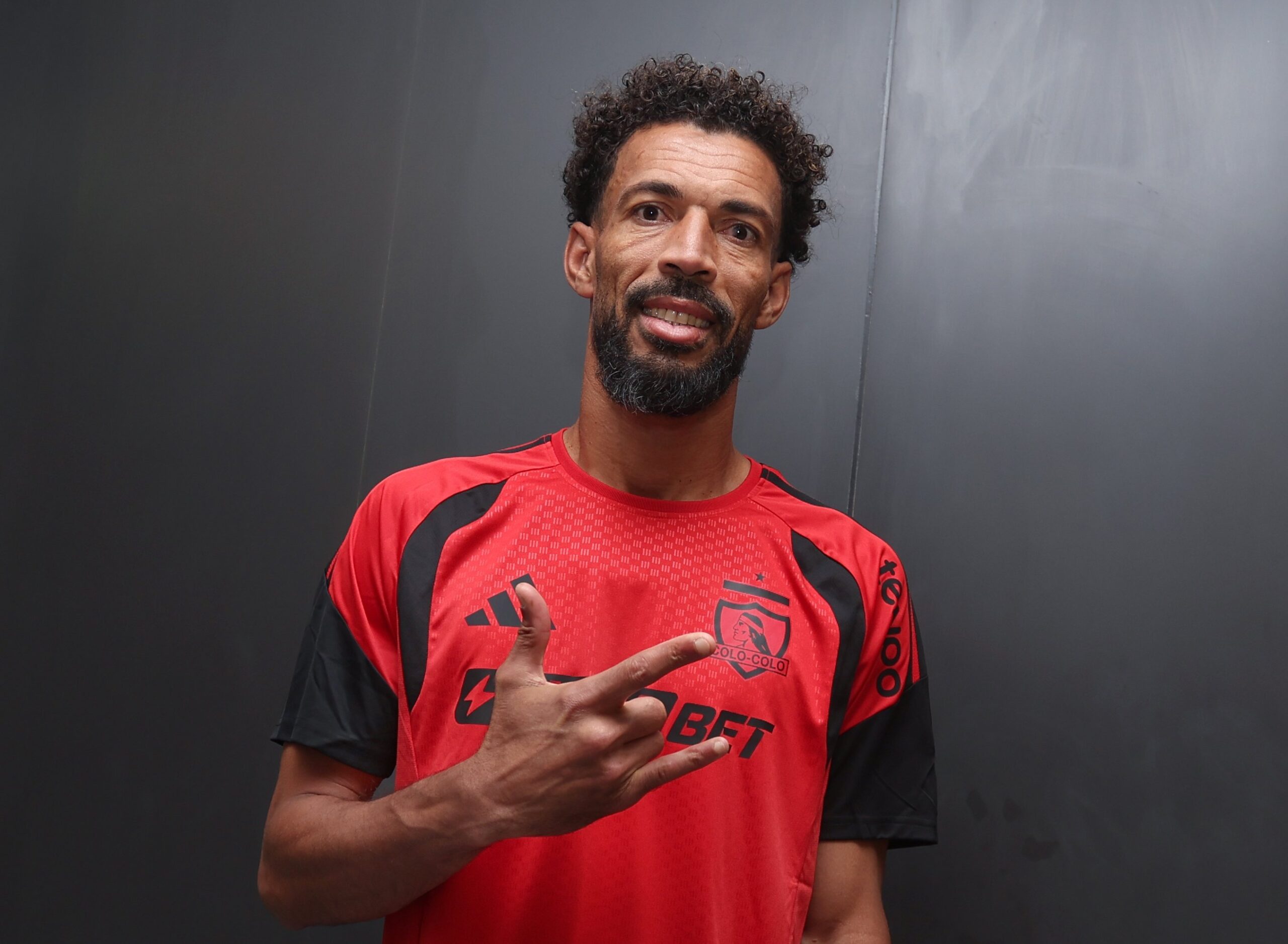 VOZINHA FIRMÓ CON COLO COLO Y YA ES NUEVO REFUERZO DEL «CACIQUE»