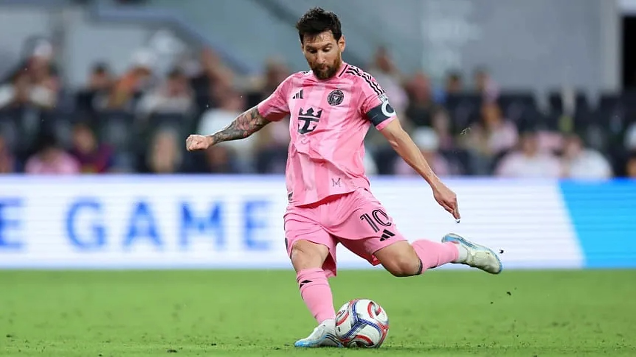 MESSI METIÓ OTRO GOLAZO DE TIRO LIBRE Y ESTÁ A TRES DEL RÉCORD HISTÓRICO